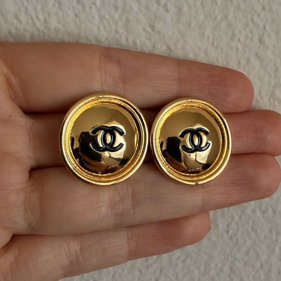 🖤Vintage Chanel Gold CC Logo Earrings✨ - Picture 3 of 10